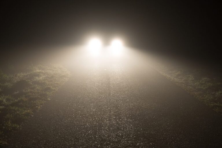 ¿Se puede encender la luz de largo alcance cuando hay niebla de noche?