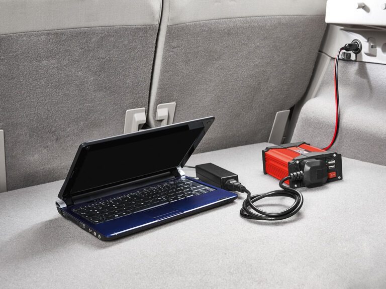¿Se puede enchufar un ordenador portátil al mechero del coche?