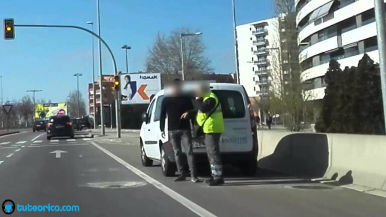 ¿Se puede estacionar en el arcén transitable de una travesía?