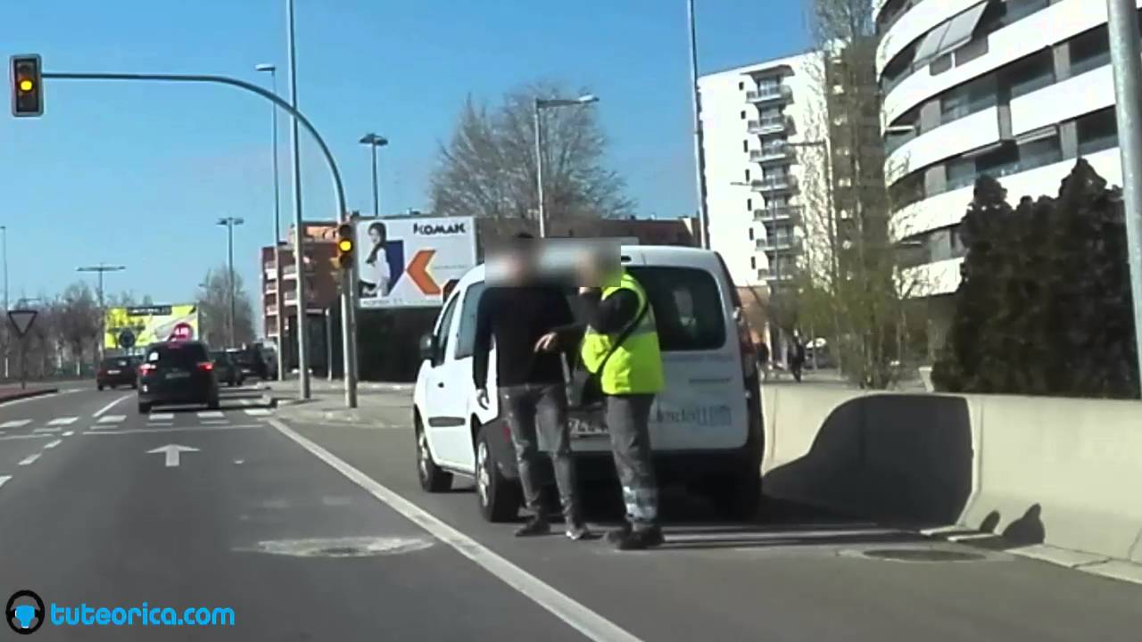 ¿Se puede estacionar en el arcén transitable de una travesía? ️