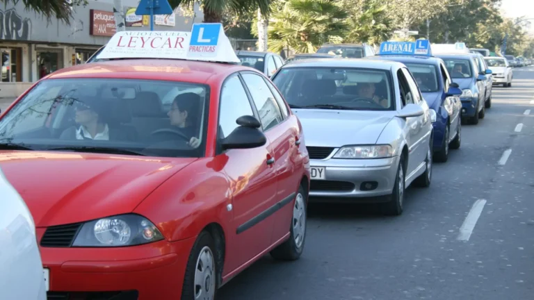 ¿Se puede hacer prácticas de coche sin tener el teórico?