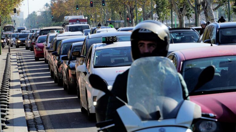 ¿Se puede hacer uso del claxon en vías con tráfico denso?