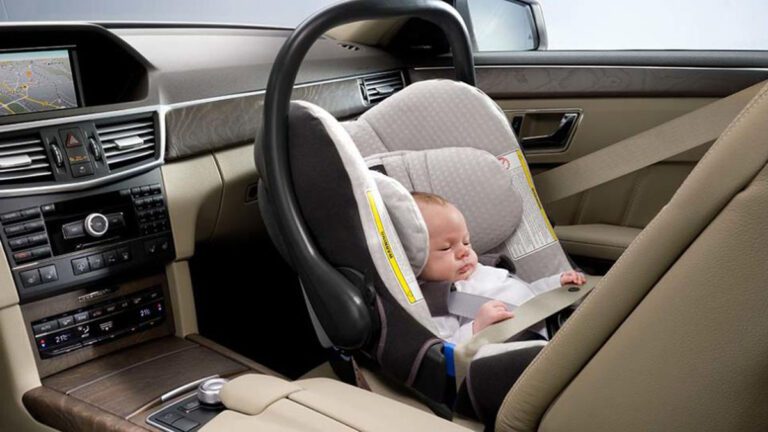¿Se puede llevar un bebé delante en el coche?