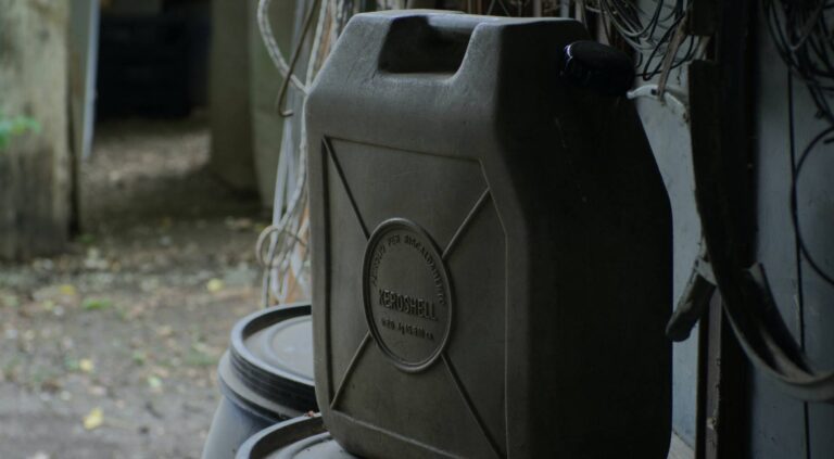 ¿Se puede llevar una garrafa de gasolina en el coche?