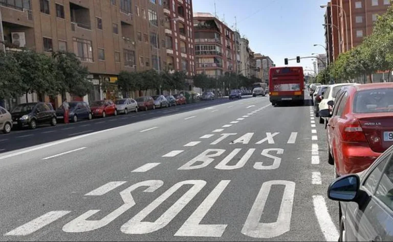 ¿Se puede parar o estacionar en una parada de bus?