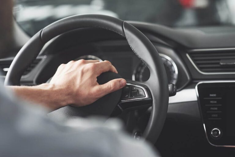 ¿Se puede poner un coche a nombre de una persona sin carnet?