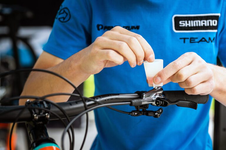 ¿Se puede usar aceite hidráulico como líquido de frenos?