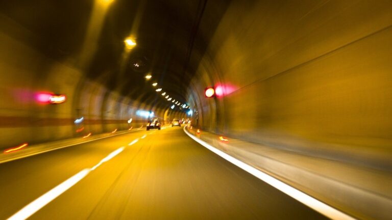 ¿Se puede utilizar la luz de largo alcance en un túnel?