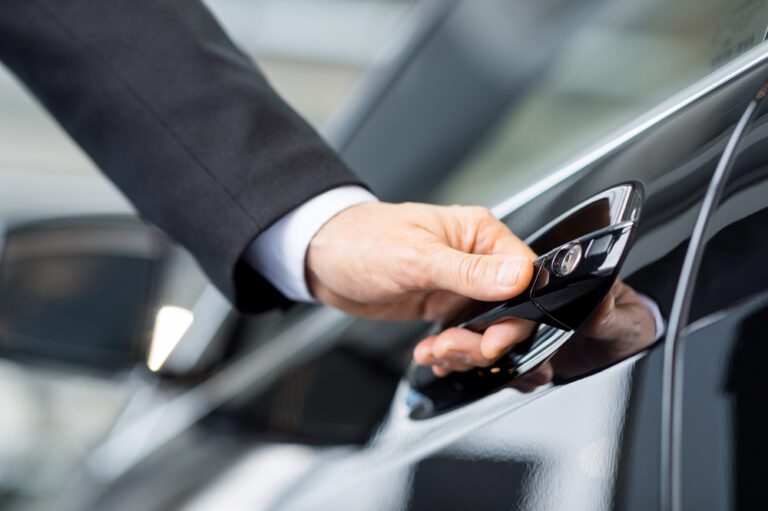 ¿Se puede vender un coche sin ITV ni seguro?
