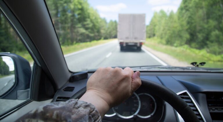 ¿Tiene alguna obligación cuando su vehículo va a ser adelantado?