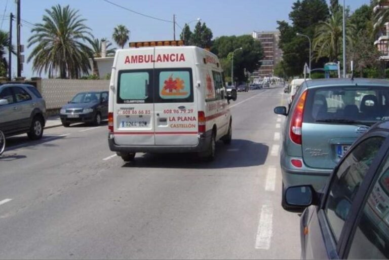 ¿Tiene prioridad de paso una ambulancia que circula con las señales luminosas apagadas?