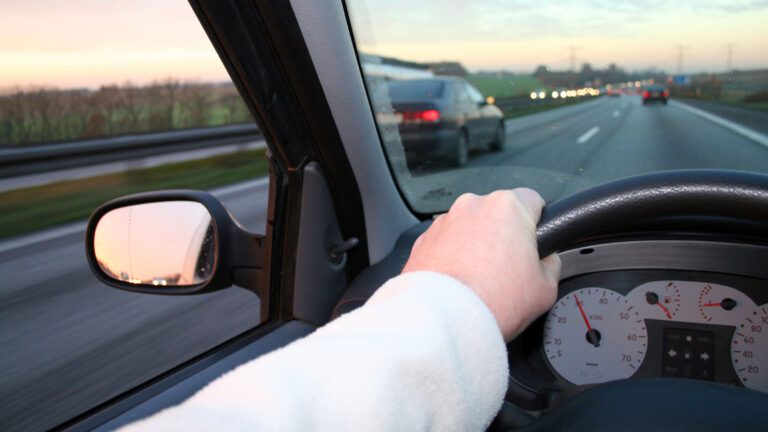 ¿Tiene usted que ceder el paso al vehículo que se incorpora a la circulación?